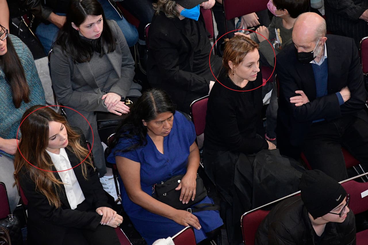 Llamó la atención que por algunos momentos estuvo solo a un lugar de distancia de Camila Sodi, exesposa de su novio, quien también asistió al evento. 
<br>