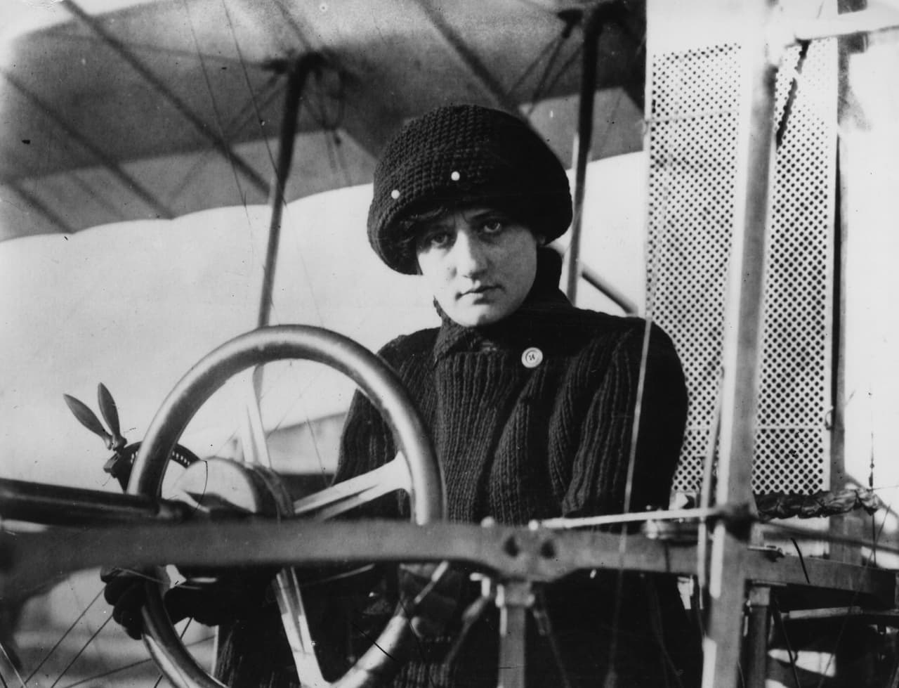 <b>Raymonde de Laroche, primera mujer en obtener una licencia de piloto.</b> La piloto francesa obtuvo su licencia para volar en 1910, y falleció en un accidente 10 años después.