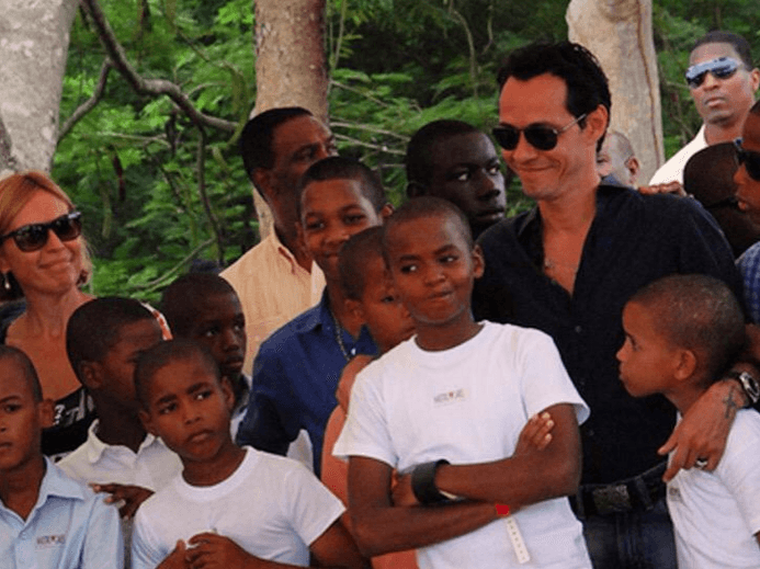 "La educación es clave para Maestro Cares porque ayudará a los niños a cumplir sus sueños. Son nuestros líderes del futuro", añadió.