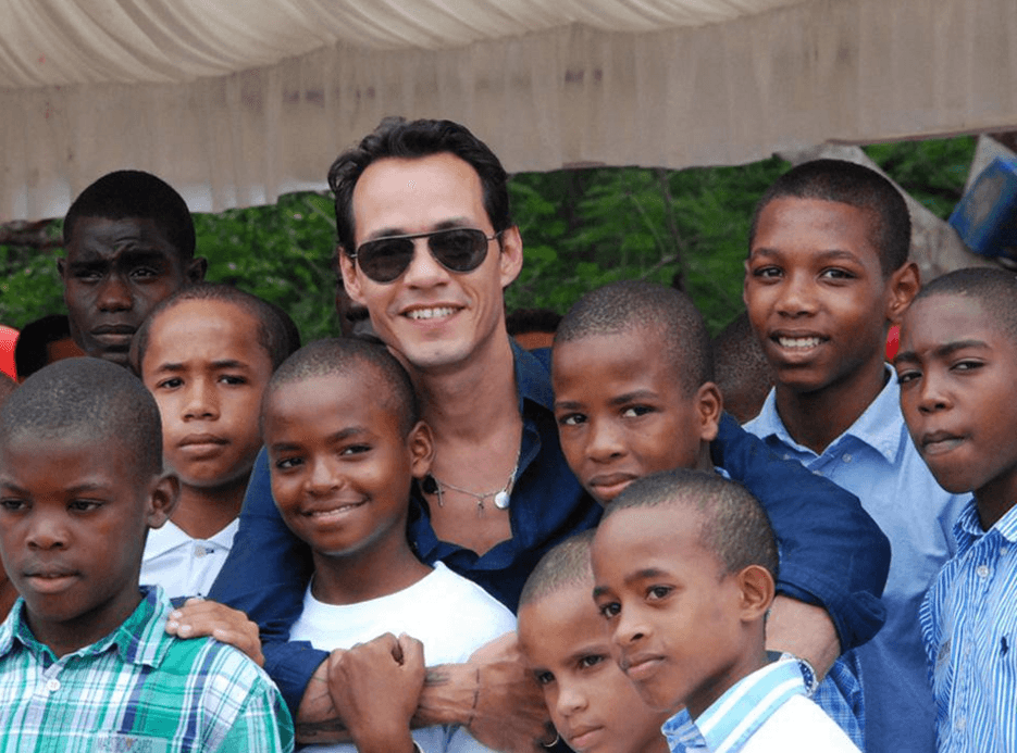 La ONG del artista responsable de éxitos como 'Valió la pena' ayuda también al desarrollo de otros orfanatos en Puerto Rico y Colombia.