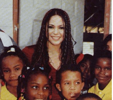 En 1997 a sus 18 años, Shakira creó la Fundación 'Pies Descalzos' en Colombia tras su primer éxito internacional.