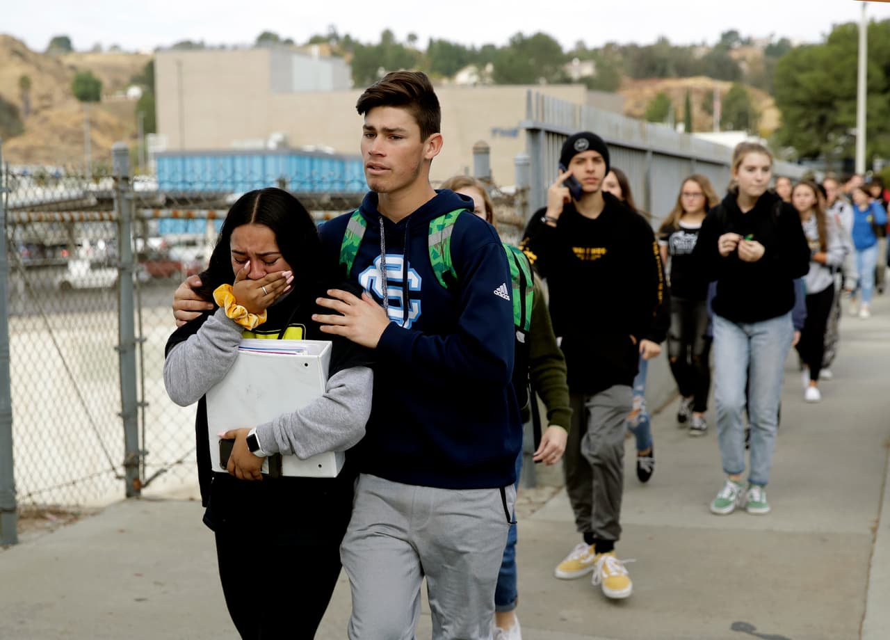 Abren centro de reubicación tras tiroteo en la secundaria Saugus en Santa Clarita, California
