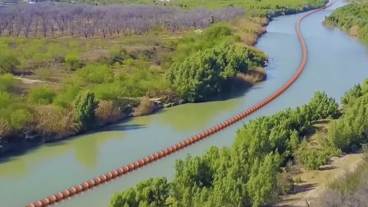 El Gobernador Greg Abbott anunció la instalación de boyas en el Río Bravo con la intención de 
<b>crear un muro fronterizo flotante entre México y Estado Unidos</b>. Además anunció que firmó seis proyectos de ley adicionales enfocados en la frontera.
