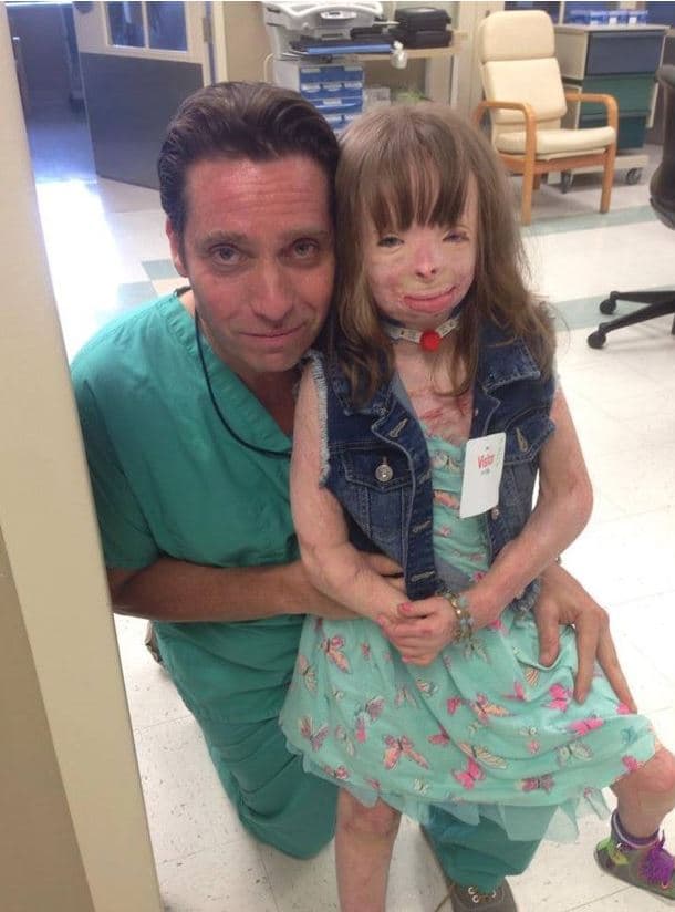 Safyre fue encontrada al lado de su padre, quien usó su cuerpo para protegerla del fuego. Ella fue la única que sobrevivió y sufrió quemaduras en un 75% de su cuerpo.