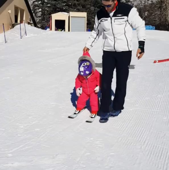 Renata es la más pequeña, tiene 1 año y 7 meses de edad, pero esto no la detuvo para disfrutar los deportes en hielo.