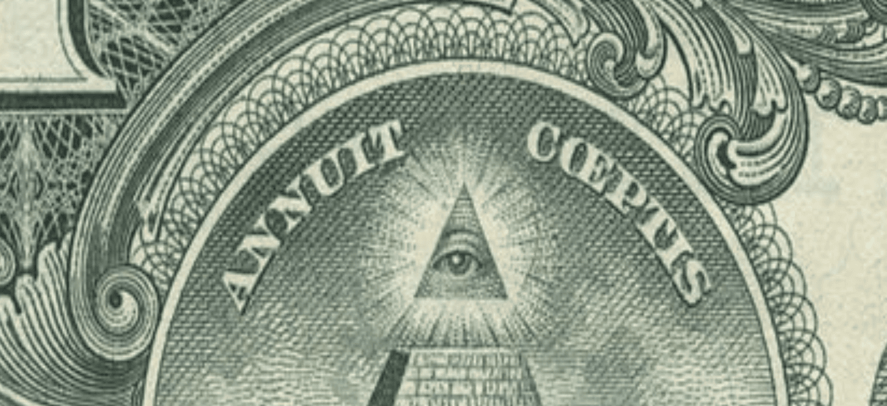 En la base de la pirámide se lee en número romano la fecha MDCCLXXVI, 1776, año de independencia de los Estados Unidos y casualmente ese mismo año el sacerdote, Adam Weishaupt, fundó en Alemania la “Orden de los Iluminati”.