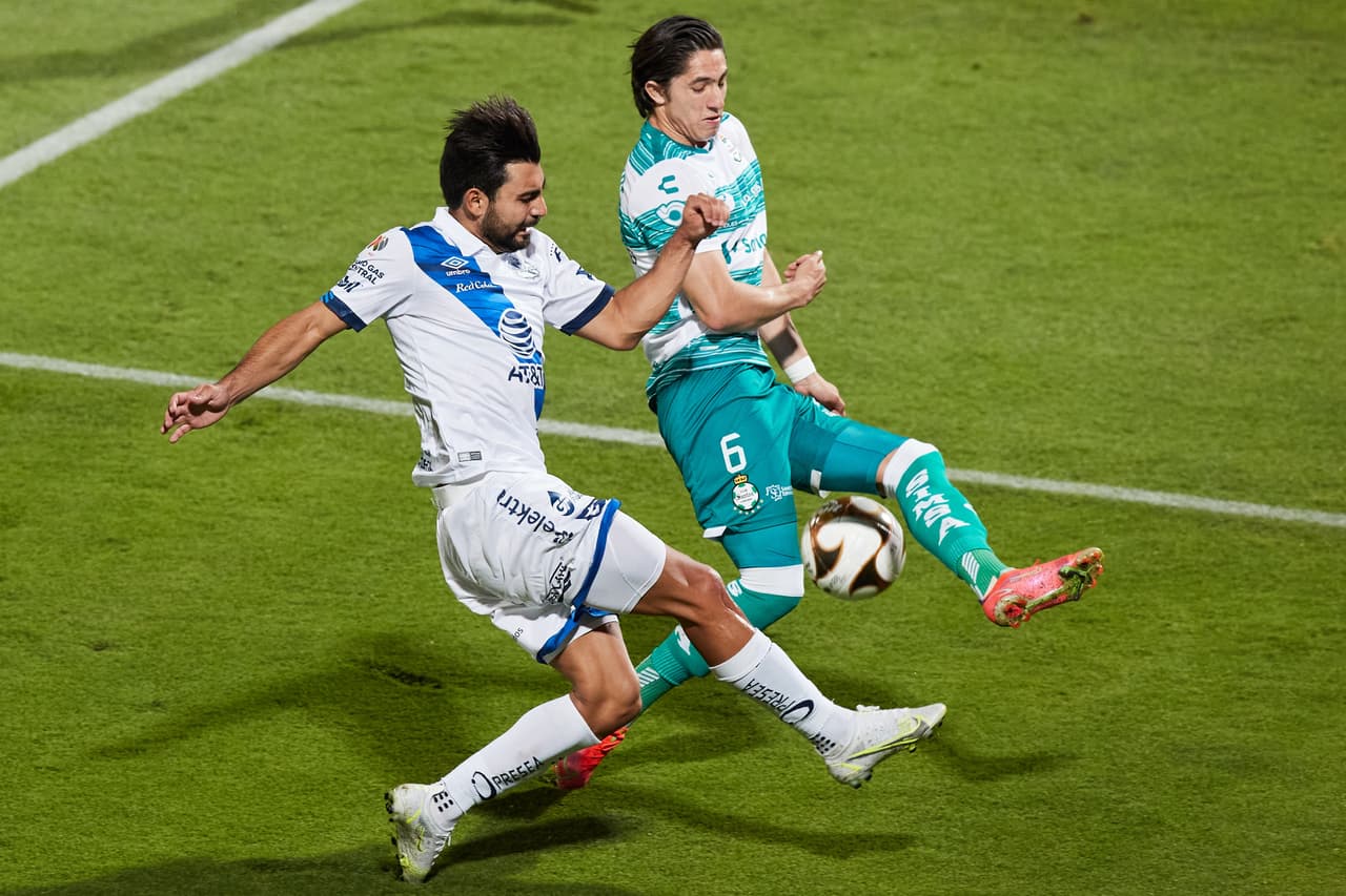 El doblete de Eduardo 'Mudo' Aguirre y el gol de Ayrton Preciado Santos vence 3-0 en la ida de semifianles al Puebla y toman una muy cómoda ventaja en la serie.