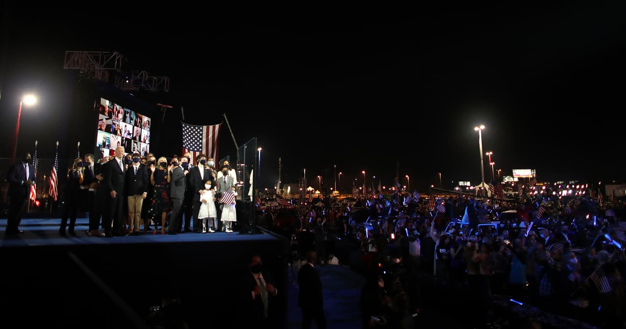 El presidente electo, Joe Biden, y la vcepresidenta electa, Kamala Harris, miran junto con sus familias los fuegos pirotécnicos tras sendos discursos en Delaware.