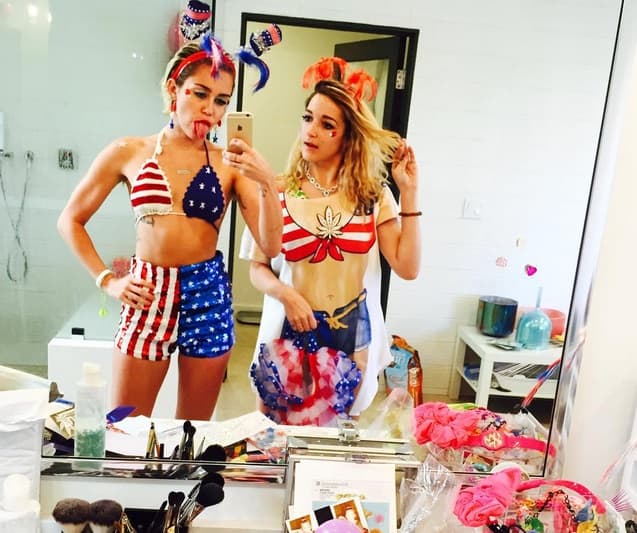 La que agarró la 'party' loca fue Miley Cyrus, quien se puso este loco atuendo patriotico.