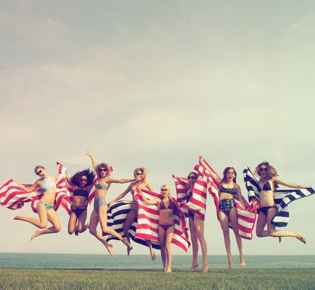 Taylor nos regaló esta emotiva imagen en donde las chicas saltan portando los colores de la bandera.
