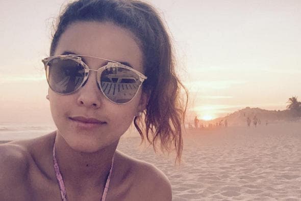 Sin duda su accesorio favoritos son los lentes.