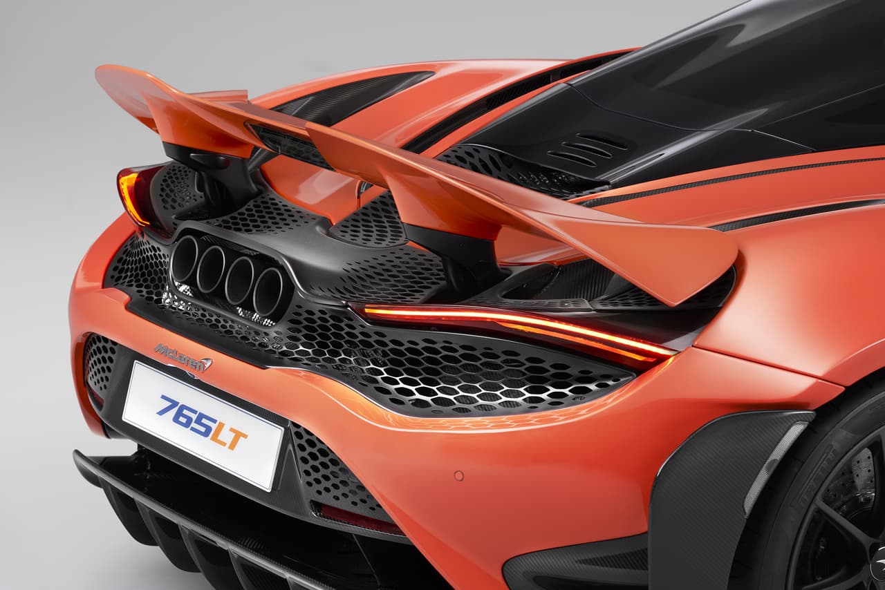 Vemos elementos aerodinámicos tomados del 
<b><u><a href="https://www.univision.com/carros/pruebas-de-manejo/prueba-mclaren-720s-2019-el-supercarro-perfecto">McLaren 720S</a></u></b>, pero la novedad es el gran alerón posterior hidráulico que se despliega por completo cuando el piloto pisa el pedal del freno hasta el fondo.
