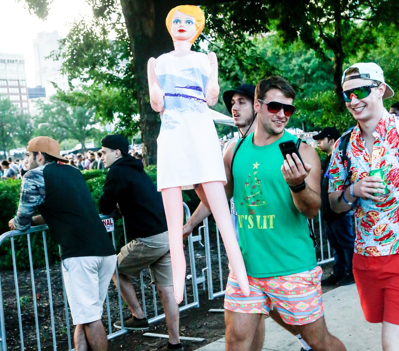 Desde disfraces de unicornios hasta atuendos muy veraniegos, pero eso sí muy buena vibra. Aquí una galería de fotos de la moda y el ambiente de Lollapalooza.