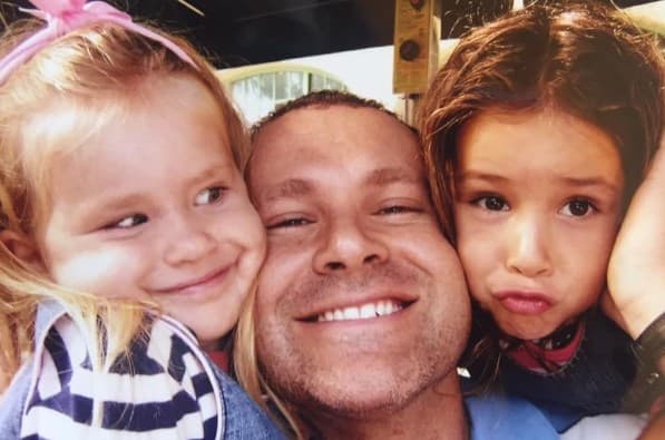 "Ayyyyyyyy como me acuerdo cuando me abrazaban y me besaban!!!! Ahora ya ni caso me hacen!!!"