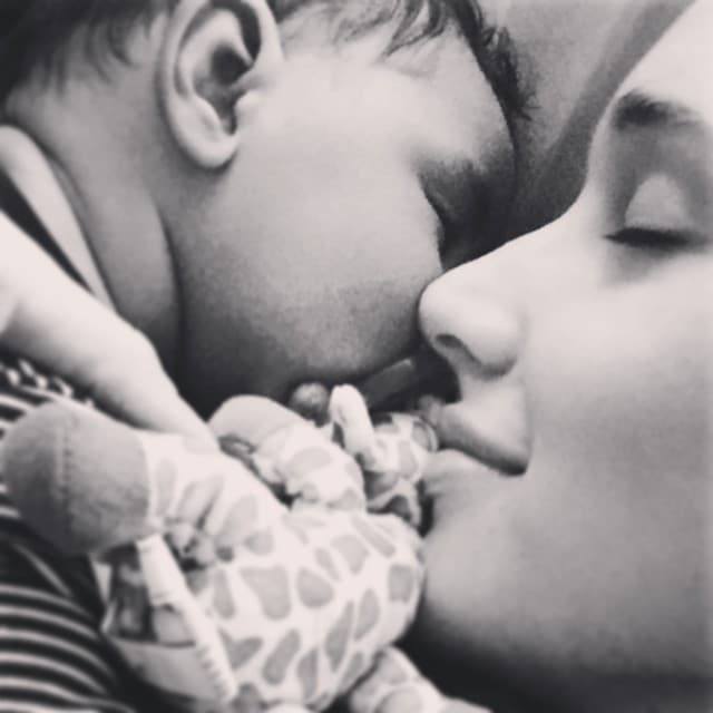 Amelia se volvió loca de amor con el pequeño Ean.