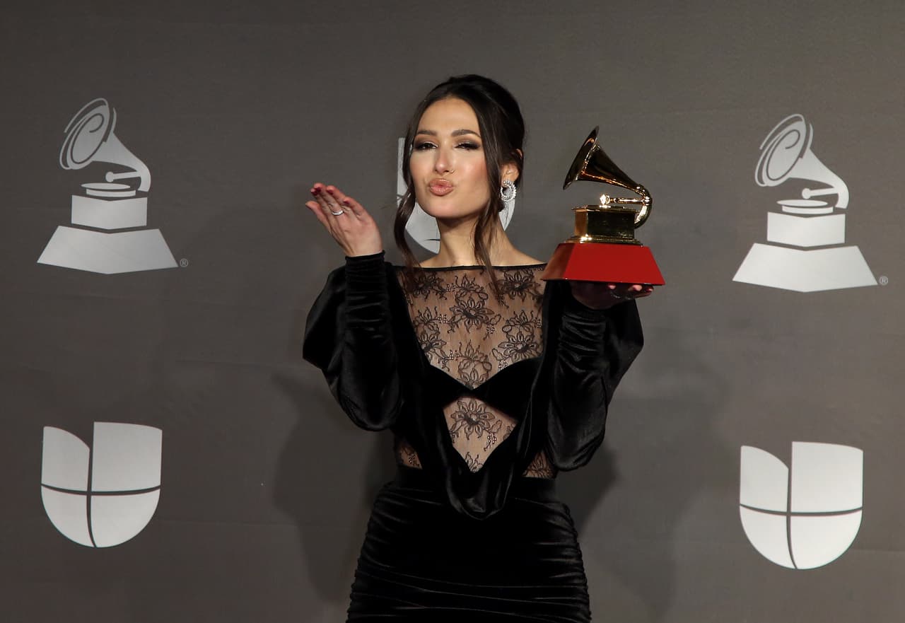 Entre las personas a quienes Nella agradeció su Latin GRAMMY al Mejor Nuevo Artista, estuvo Alejandro Sanz. "El me invitó a venir a un Latin GRAMMY en el 2013, cuando era una estudiante del Berklee“, dijo emocionada.