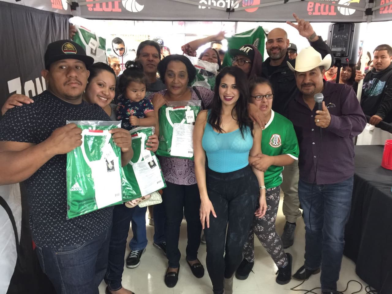 Raul 'El Pelón', Carla Medrano y El Feo vistieron de color verde las calles de Los Ángeles previo al partido de la selección de mexicana en esta ciudad.