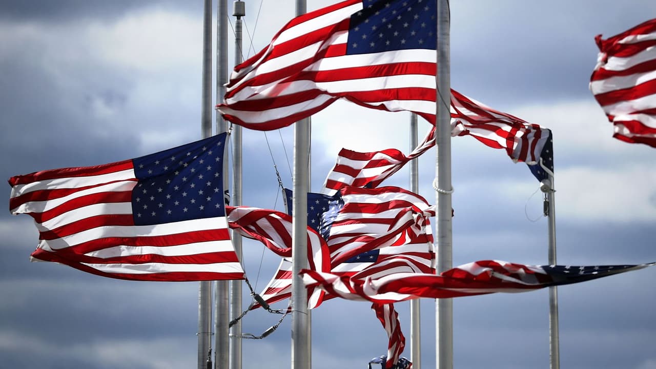 Al ver a alguien que ha recibido una descarga eléctrica y que puede estar en contacto directo o indirecto con una línea eléctrica, no intentar tocarlo. Puedes convertirte en una segunda víctima. Obtén atención médica lo más rápido posible llamando al 911.