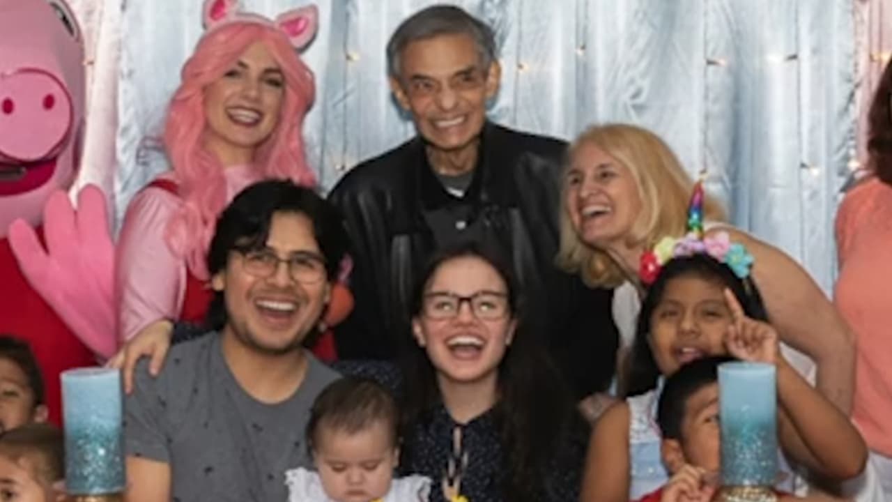 "Tiene todo el derecho, ella también es hija", dijo Anel Noreña sobre el hecho de que la hija menor del cantante luche por lo que le corresponde de la herencia de su padre, "que 
<b><a href="https://www.univision.com/famosos/anel-norena-testamento-sarita-sosa-estados-unidos" target="_blank">se ha portado como enemiga</a></b> es problema de ella, pero ella también es hija". 
<br>