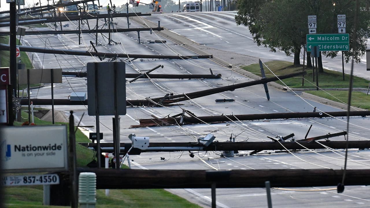 Al menos dos muertos, miles de vuelos cancelados y 1.1 millones de personas sin luz por las tormentas en el este de EEUU