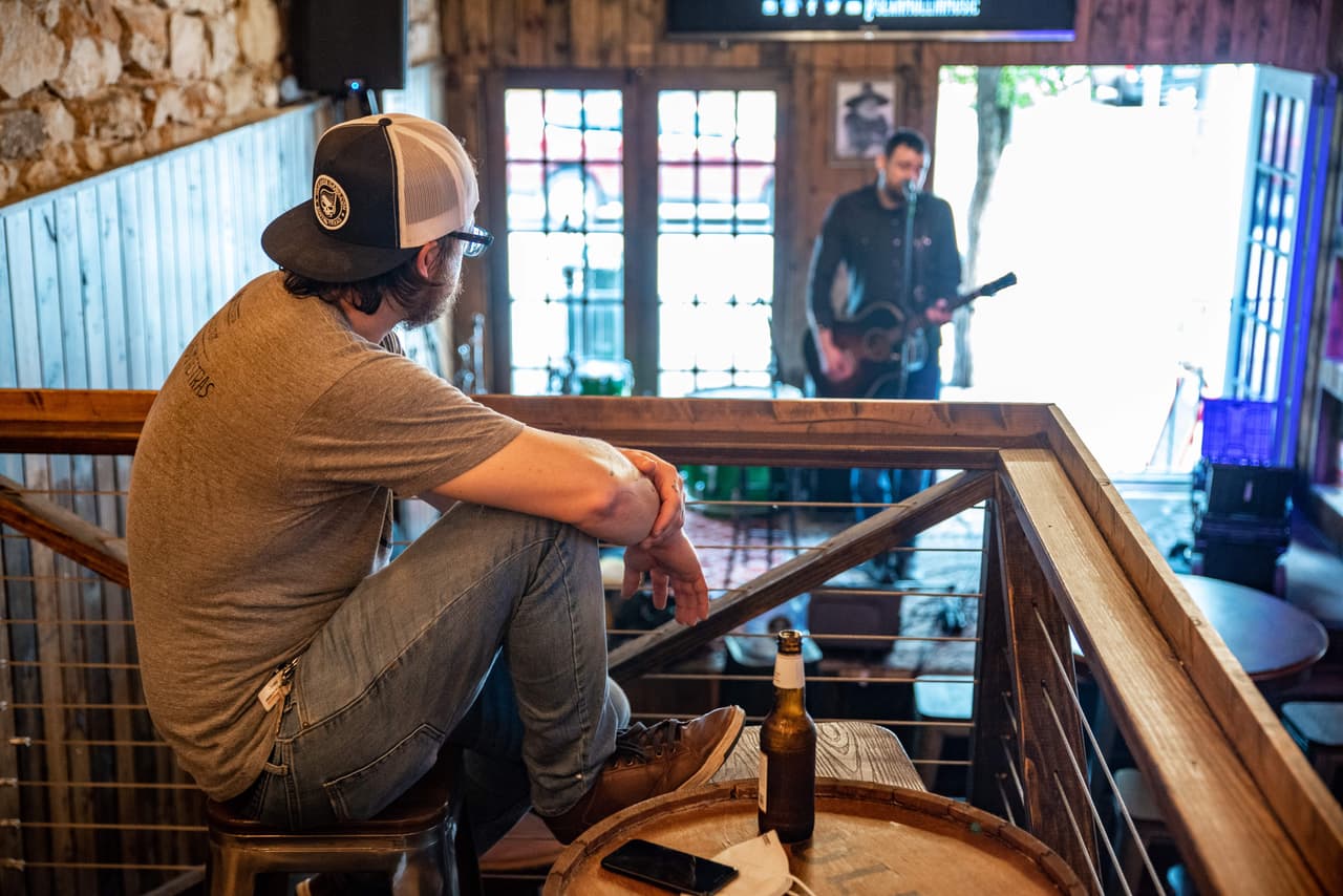 El 23 de abril, el Ayuntamiento de Austin designó 1.5 millones un programa de subvenciones para los músicos más vulnerables que viven en medio de dificultades económicas.