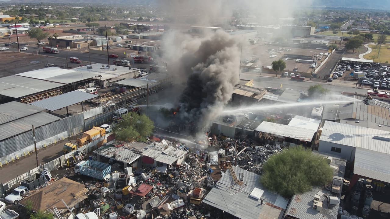 Un fuerte incendio se registró la tarde del 1 de diciembre en el área de 12th St y Broadway en la ciudad de Phoenix, que consumió un depósito de neumáticos.