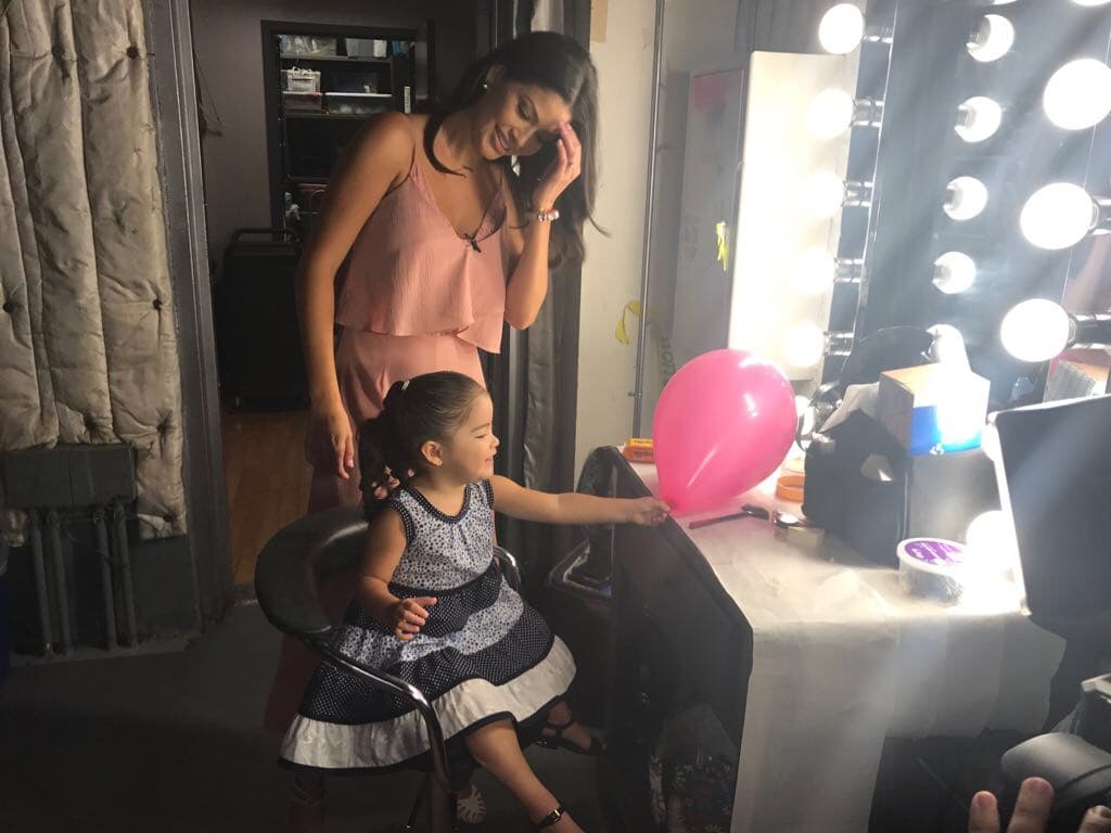 Aunque Giulietta no soltaba el globo con el que estaba jugando, encontró algo más divertido qué hacer.