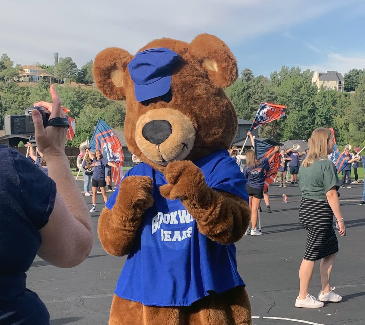 ¡Dame esos cinco! Así los osos de 
<b>Brookwood Elementary</b> les dieron la bienvenida a los alumnos. También recibieron lápices de regalo y aplausos por parte de los maestros.