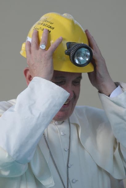 Francisco porta un casco de seguridad durante su visita a Cagliari.