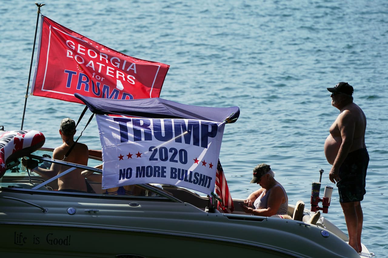 El desfile partió de la represa alrededor de las 11:00 a.m, justo después de que se escuchara el Himno Nacional a todo volumen por un altavoz.