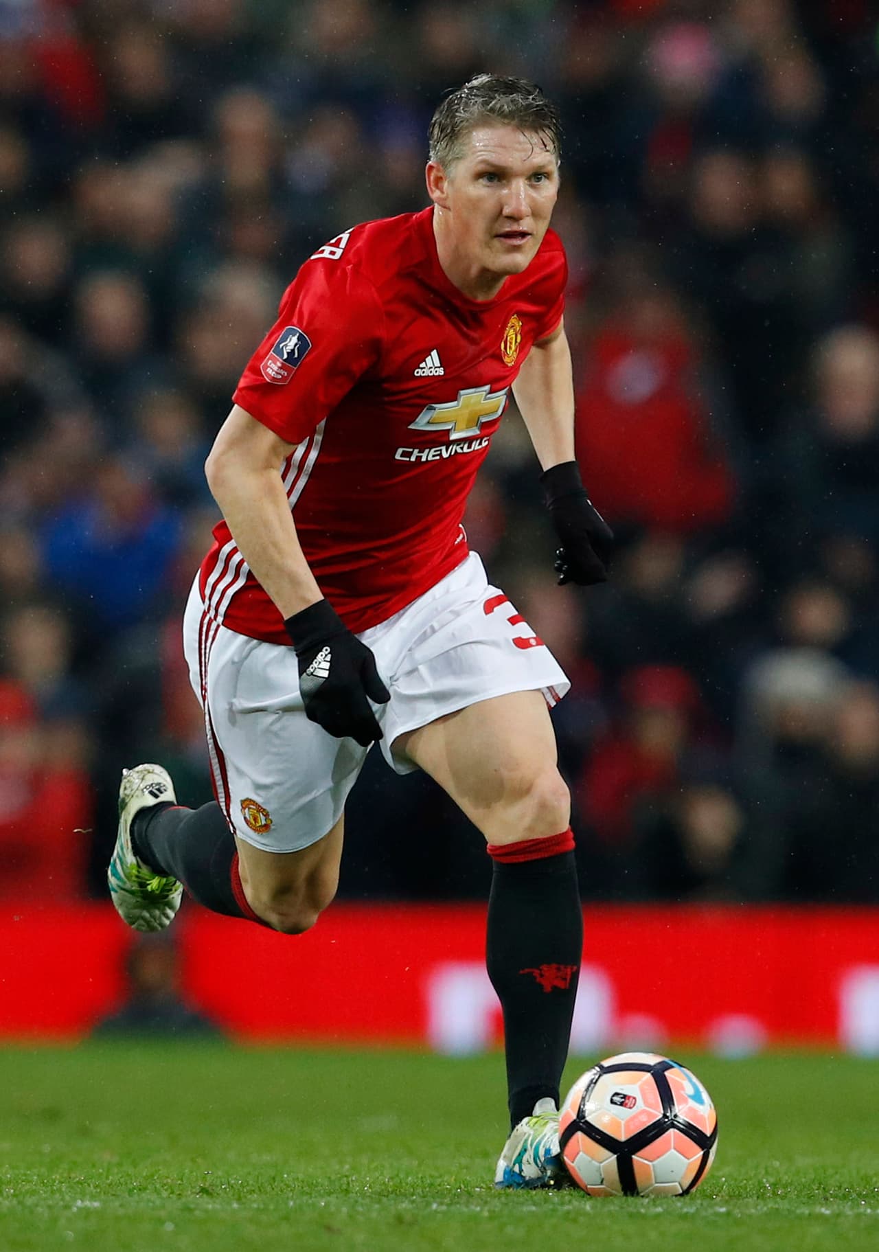 A finales de 2016 -tras pasar varios meses entrenando junto a los juveniles- Schweinsteiger volvió a ser readminito en el primer equipo de Manchester United por el entrenador José Mourinho. (Crédito: Reuters)