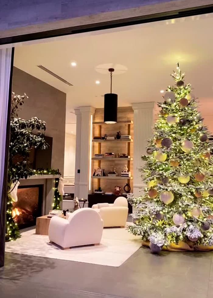 La hermanita de Kim Kardashian decoró su mansión de Calabasas destacando el dorado, como se puede apreciar en las esferas, luces y demás detalles que ostenta su árbol.