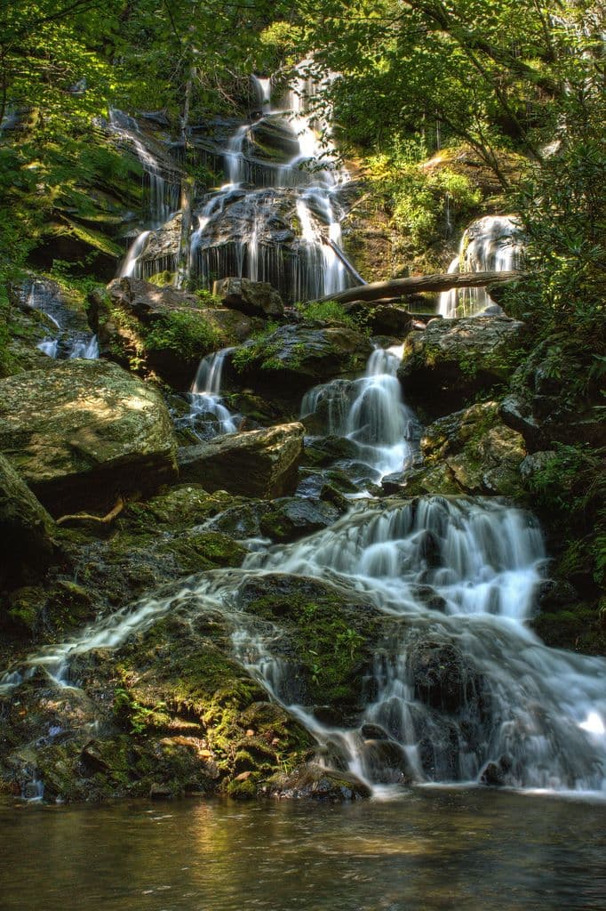 <b>Catawba Falls</b>. Aunque requiere una caminata corta, esta es una cascada en la que puedes nadar o simplemente apreciar desde la orilla. De fácil acceso desde la Interestatal 40, Catawba Falls es una vista impresionante, ya que el río Catawba cae por salientes rocosos que caen más de 100 pies hasta grandes piscinas debajo. Catawba Falls tiene la apariencia de docenas de cascadas más pequeñas mientras se entrelaza alrededor de rocas. Puede acercarse a las cataratas y apreciar la niebla que flota en el aire y el agua que gotea y fluye sobre matas cubiertas de musgo y troncos caídos.
