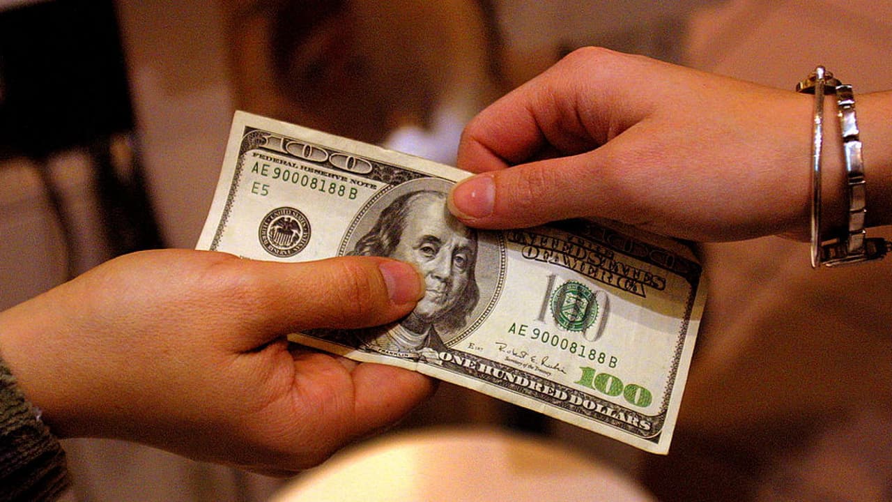 <b>En video:</b> Los inmigrantes están teniendo que gastar más para subsistir y muchos optan por buscar nuevas oportunidades de trabajo en sus tiempos libres para continuar apoyando a sus familiares en sus países de origen.