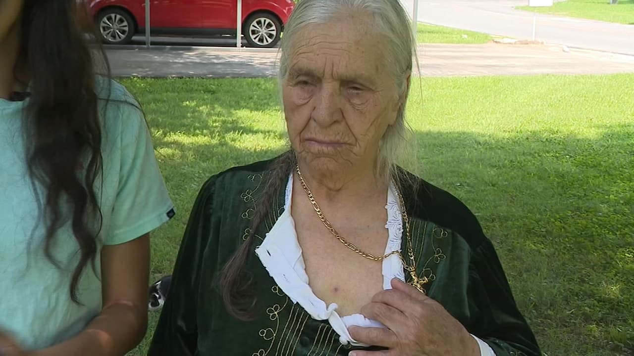 Una anciana salió a cortar flores con un cuchillo y terminó paralizada por la policía con una pistola taser