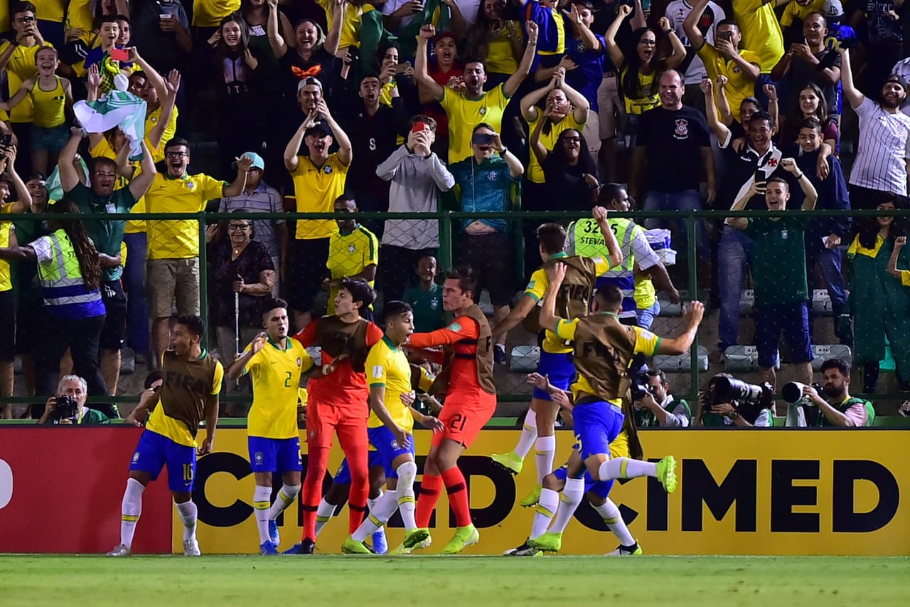 Los brasileros festejan el segundo gol en el tiempo agregado para ser campeones.