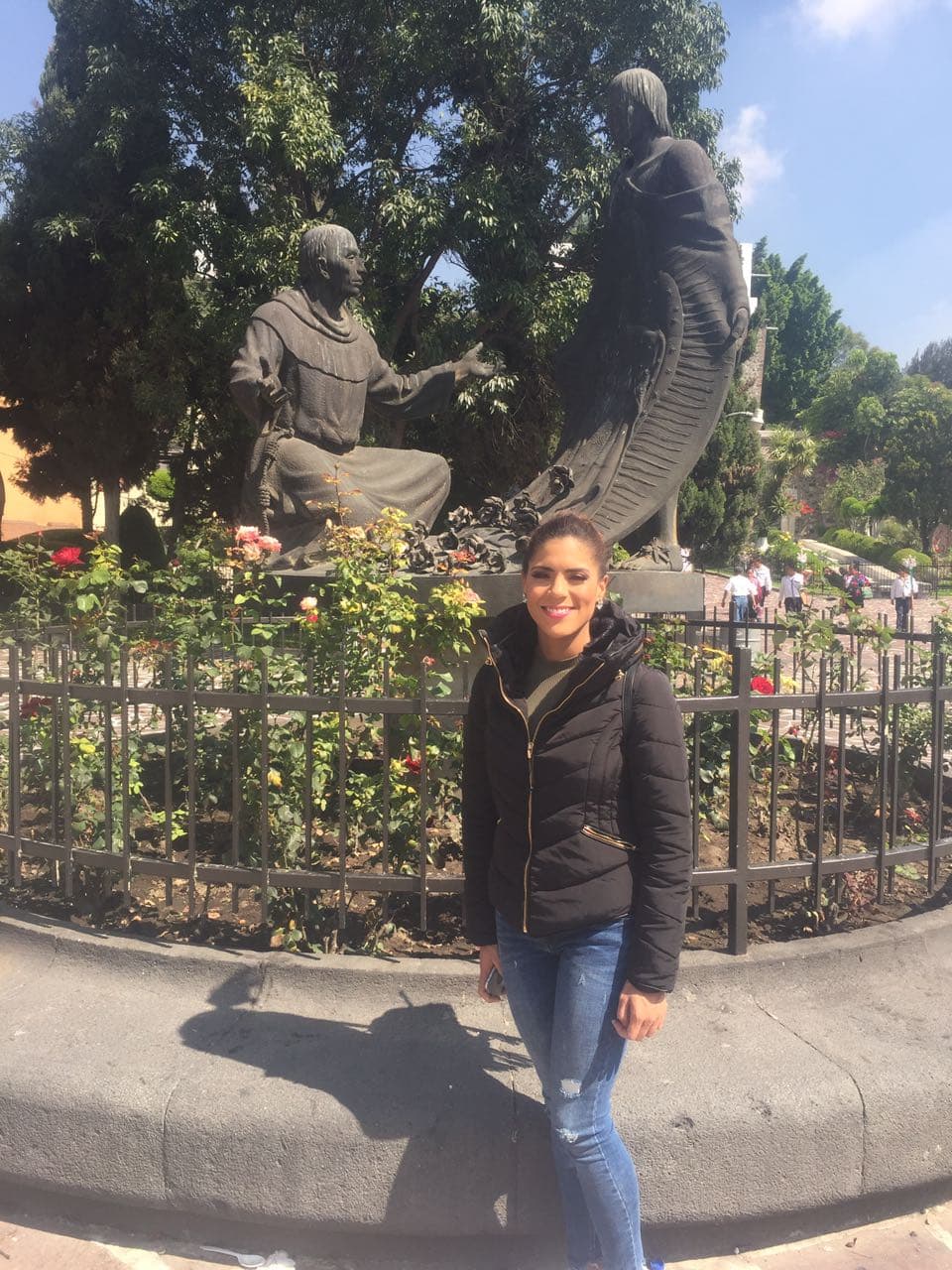 Atrás de Francisca observamos el momento en que Juan Diego muestra las rosas que llevaba en su ayate al Obispo Fray Juan de Zumárraga.