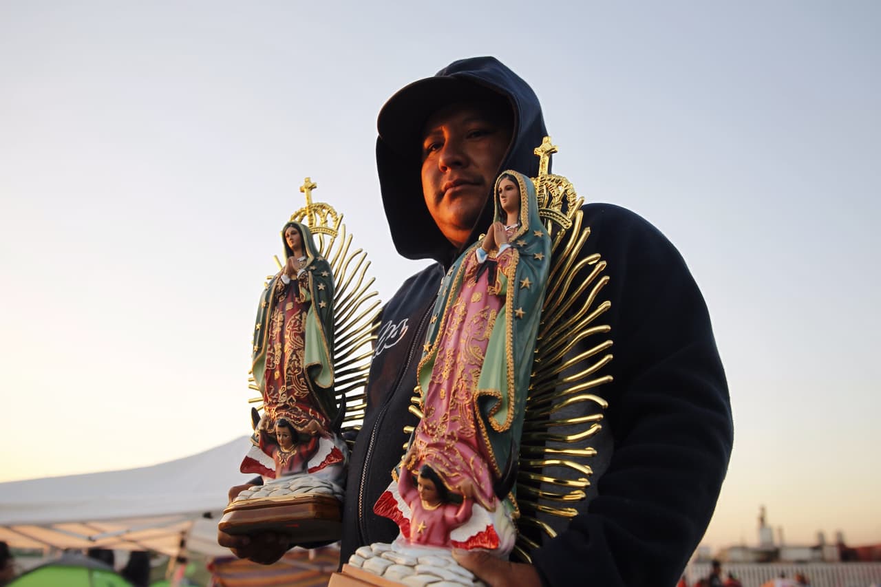 La imagen de la virgen está ubicada en un espacio diseñado para que pueda ser vista por miles de personas en poco tiempo dentro de la basílica.