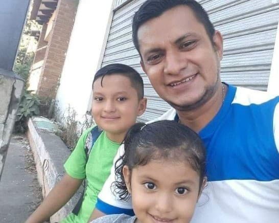 Frank Guevara y sus dos hijos en El Salvador.