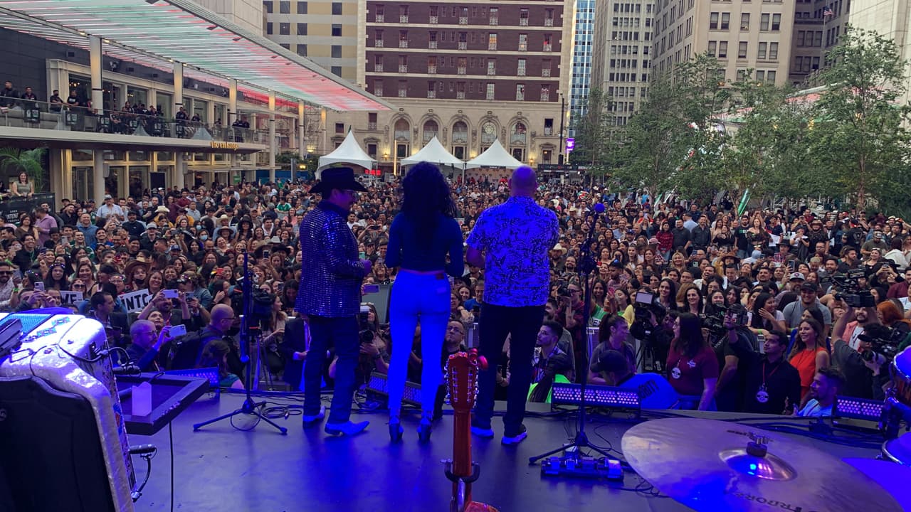 Y se subieron al escenario para presentarlos ante el público que esperó por horas para verlos de 'cerquita'.
