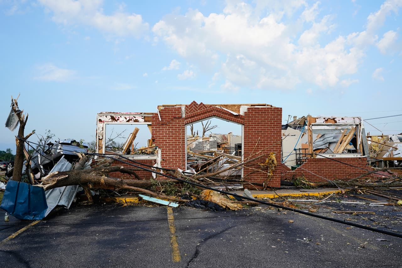 Se observan escombros frente a un edificio dañado tras el paso de un tornado el lunes 27 de julio de 2026 en Menasha, Wisconsin.