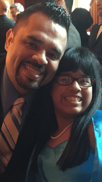 Juan González junto a su hija Saraí, a quien le ha inculcado conciencia sobre lo que significa el voto.