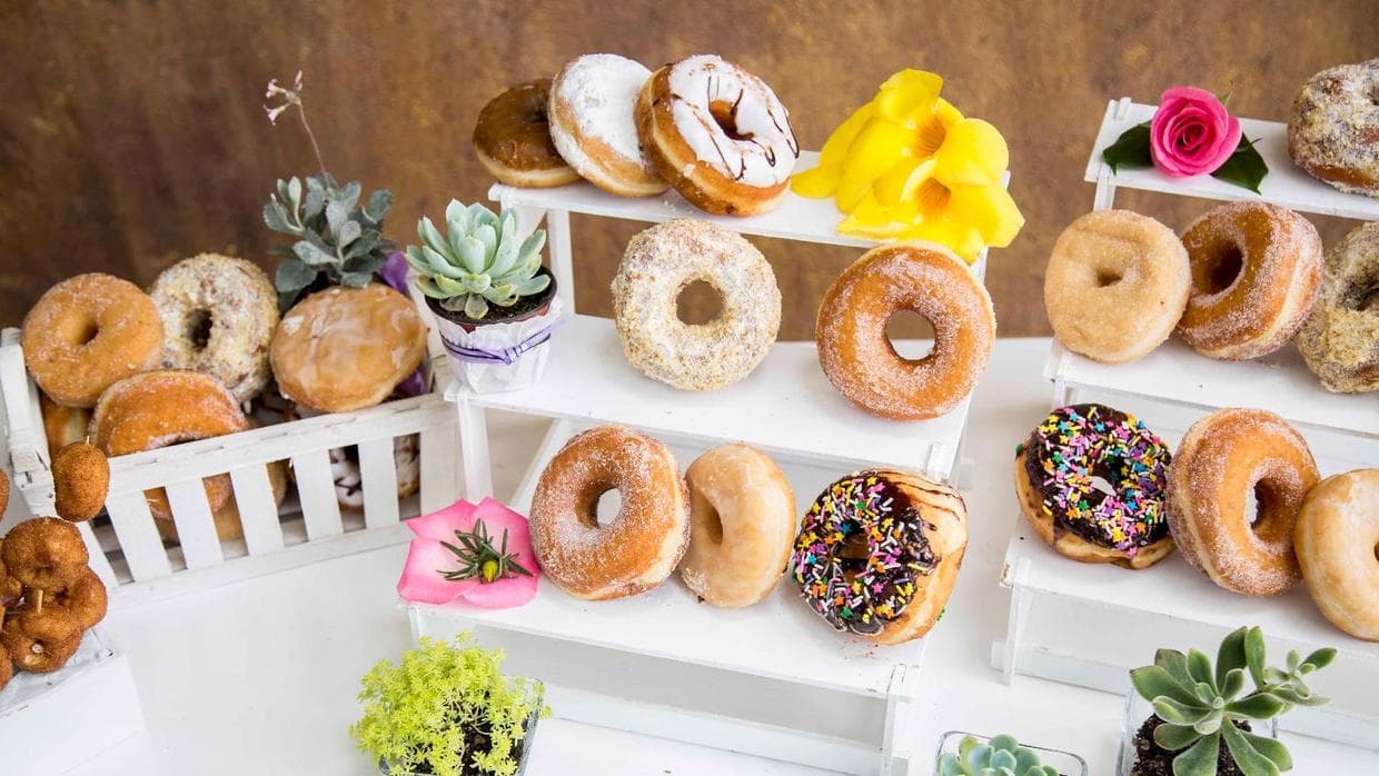 Escoge una buena variedad de sabores, tanto exóticos como tradicionales, para abarcar los gustos de todos los comensales: no pueden faltar las donas glaseadas ni las de chocolate, pero no dudes en incluir también unas de moka, de fresa, de almendra o de coco. Las 
<b><a href="http://sweets.seriouseats.com/2012/02/doughnut-style-guide-definition--cake-yeast-old-fashioned-cruller.html"><i>'old fashion'</i></a></b> y las de Brownie también tienen sus fans. Puedes darte una muy buena idea de la combinación de sabores y colores en
<b> <a href="http://bridalguide.com/blog/doughnut-ideas ">esta guía que publica Bridal Guide</a>. </b>