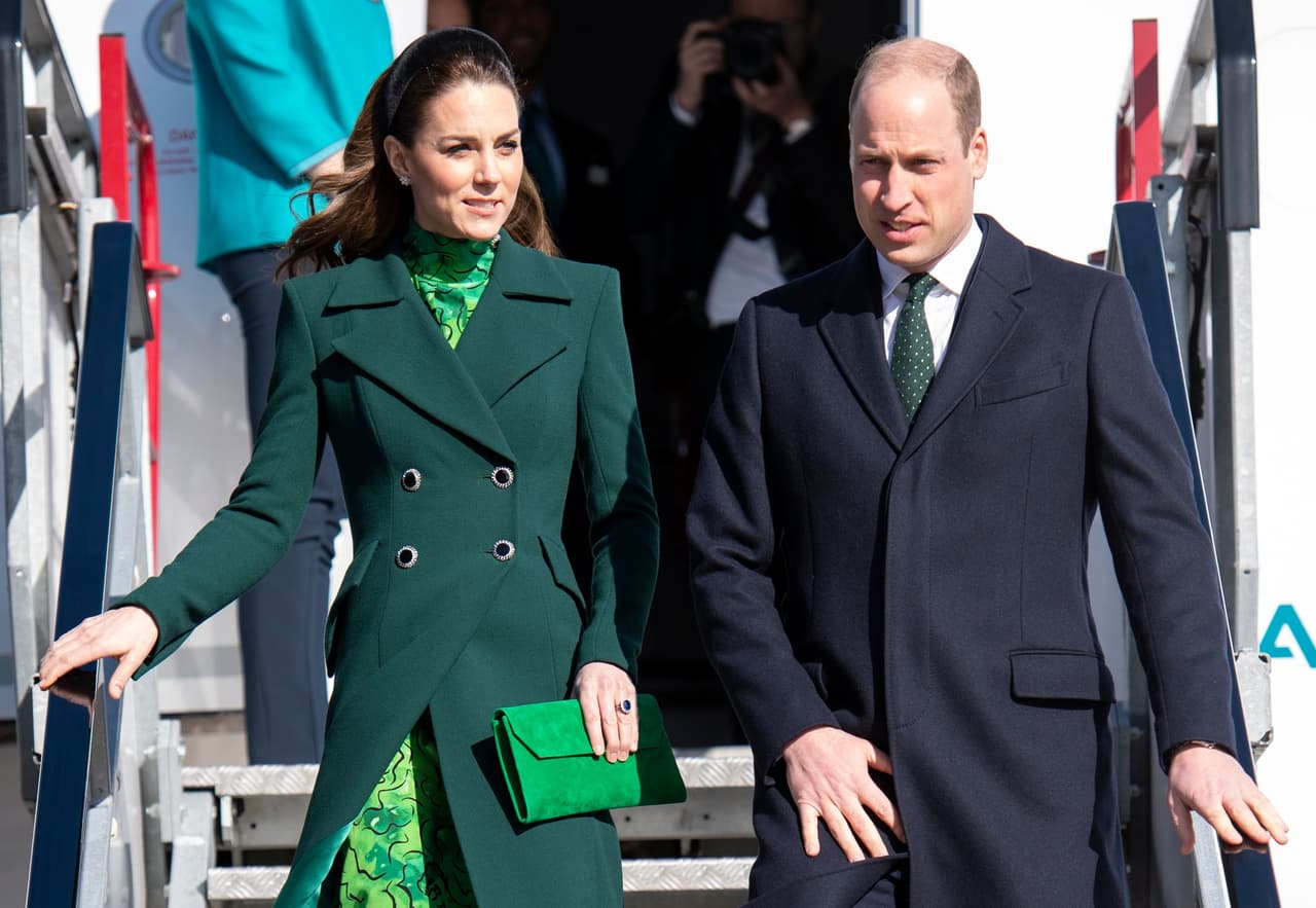 El color del vestido hizo juego con la corbata verde esmeralda del príncipe William.