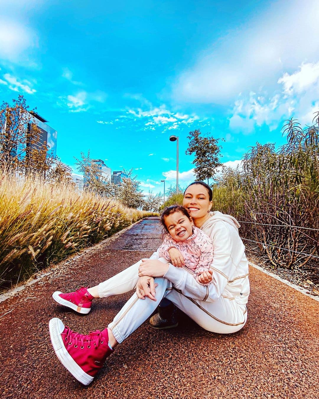 Lo anterior lo confesó en una entrevista que tuvo con la 
<b><a href="https://www.tvynovelas.com/mx/en-exclusiva/captamos-sergio-mori-reencuentra-hija-mila/" target="_blank">revista TVyNovelas</a></b>, en la que señaló que Sergio Mayer Mori se comprometió a pagar la escuela de su hija.