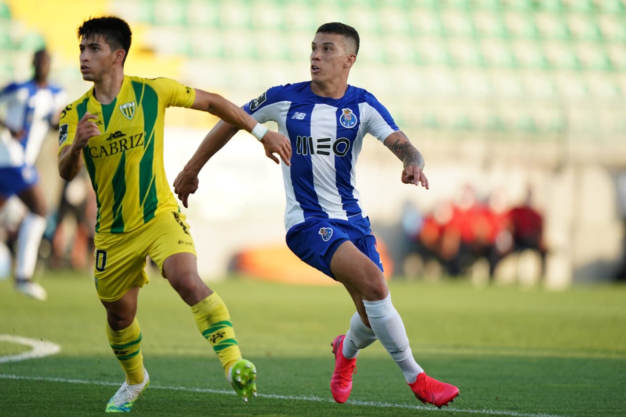 Tondela empieza a meter más jugadores en el mediocampo para terminar con el poderío de Mateus en la mitad de la cancha.