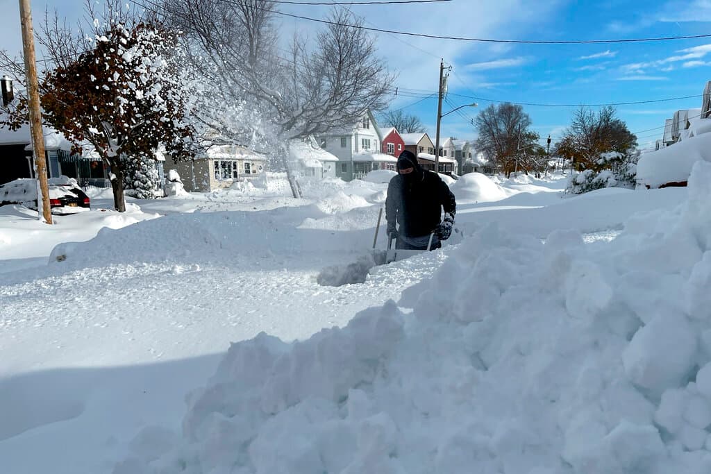 La nevada 
<b>no da tregua en el oeste del estado de Nueva Yor</b>k, y a pesar de que la tormenta invernal empieza a ceder en el área metropolitana de Buffalo, se espera que continúe cayendo nieve con intensidad este domingo en otras zonas cercanas, al este del lago Ontario.
