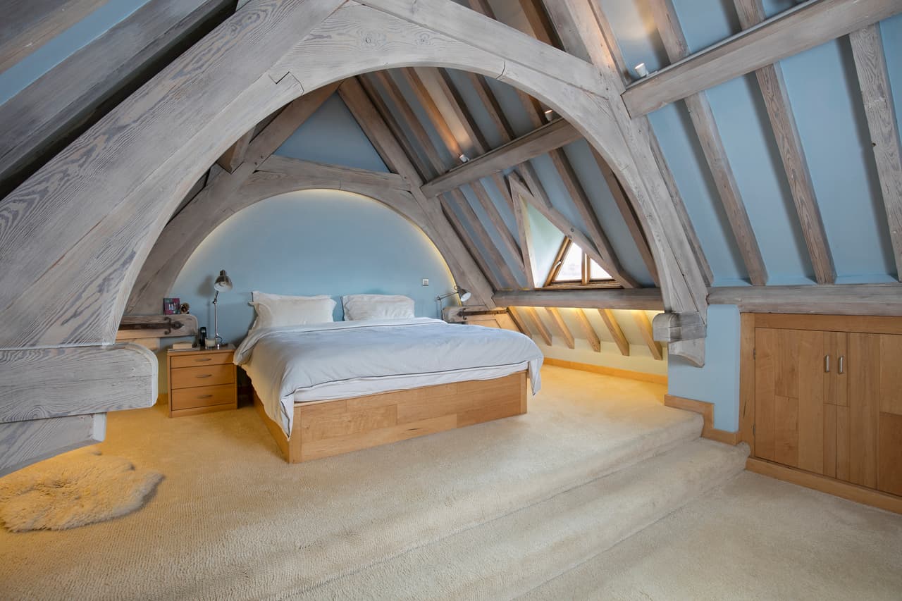 Tiene un costo de 700,000 libras y se encuentra en Little Packington, Warwickshire, Inglaterra.