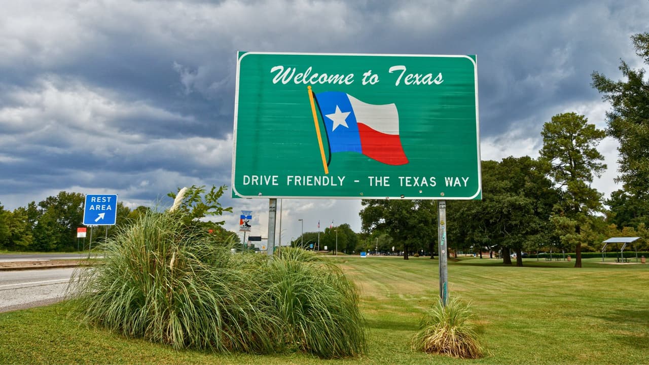 Vivir en Texas es más que una ubicación en el mapa:
<b> es una experiencia con sus propias reglas, costumbres, contradicciones y orgullos.</b> Aquí el estado del tiempo cambia cada hora, las distancias son épicas, y la identidad texana no se discute, se vive. Si acabas de llegar o llevas años, esta guía es para ti: 
<b>clara, útil, con contexto y un toque de humor para disfrutar el estado más singular de Estados Unidos.</b>