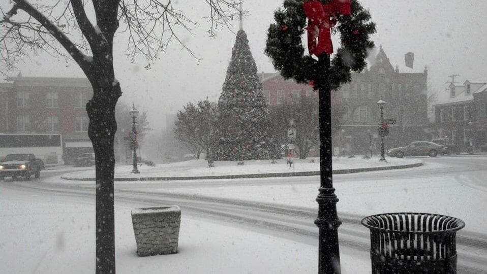 Abraza la tranquilidad y disfruta de la belleza de la temporada con una visita a 
<b><a href="https://www.univision.com/local/philadelphia-wuvp/localisimo/cierra-2022-visitando-mejores-destinos-durante-el-invierno-en-pensilvania-fotos">Gettysburg en el invierno</a></b>. Explora el Parque Militar Nacional de Gettysburg, practica esquí o snowboard en Gettysburg Liberty Mountain Resort o da un paseo por el centro de Gettysburg que también ofrece muchas oportunidades de diversión.